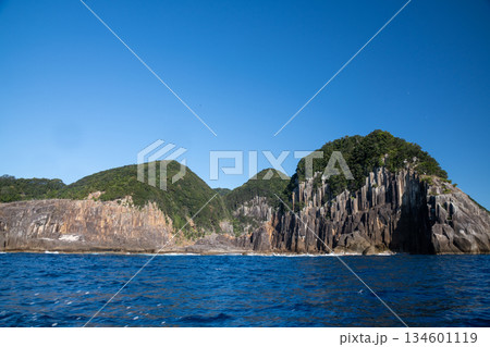 三重県　熊野市　熊野灘に広がる青い海と柱状節理の海岸風景 134601119