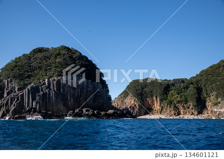 三重県 熊野市 熊野灘に広がる青い海と柱状節理の海岸風景 三重県 熊野市 熊野灘に広がる青い海と柱状節理の海岸風景 134601121
