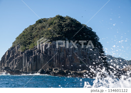 三重県 熊野市 熊野灘に広がる青い海と柱状節理の海岸風景 三重県 熊野市 熊野灘に広がる青い海と柱状節理の海岸風景 134601122