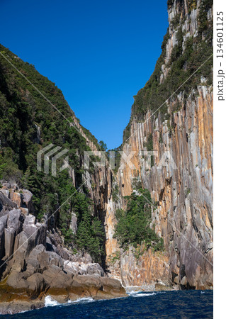 三重県　熊野市　熊野灘に広がる青い海と柱状節理の海岸風景 134601125