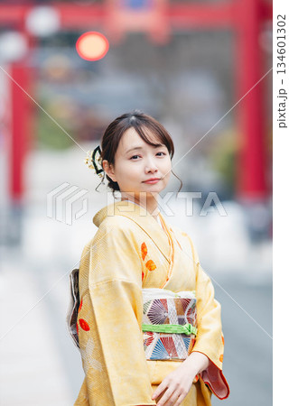 鳥居をバックにした和装の若い女性 鳥居をバックにした和装の若い女性 134601302