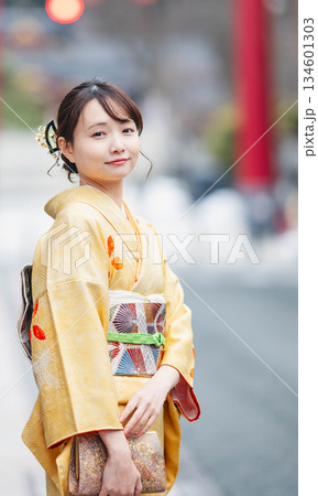 鳥居をバックにした和装の若い女性 鳥居をバックにした和装の若い女性 134601303