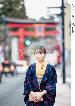 鳥居をバックにした和装の若い女性 134601324