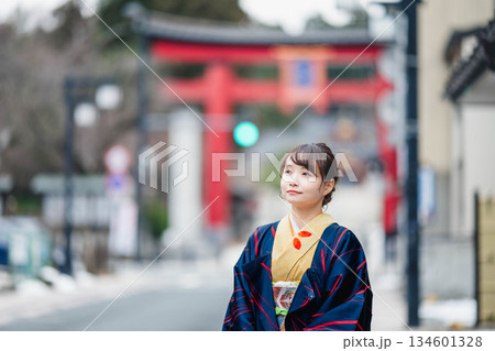 鳥居をバックにした和装の若い女性 134601328