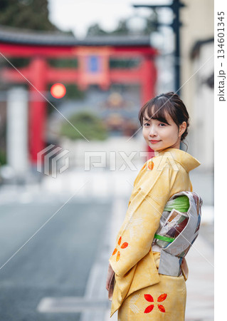 鳥居をバックにした和装の若い女性 134601345