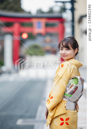 鳥居をバックにした和装の若い女性 134601346
