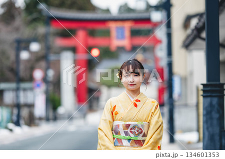 鳥居をバックにした和装の若い女性 134601353