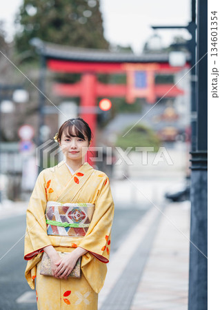 鳥居をバックにした和装の若い女性 134601354