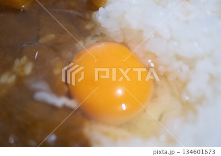 生卵を落としたカレーライスのイメージ 生卵を落としたカレーライスのイメージ 134601673