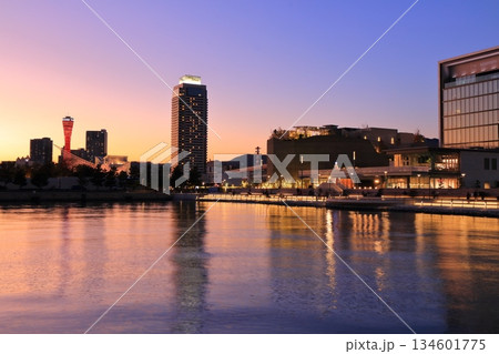 【兵庫県】神戸アリーナ北広場とメリケンパークの夕景 134601775