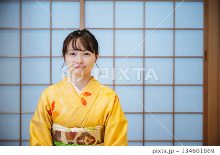 和室でポーズをとる若く美しい着物女性 和室でポーズをとる若く美しい着物女性 134601869