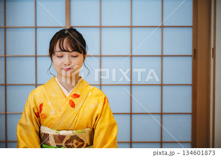 和室でポーズをとる若く美しい着物女性 134601873