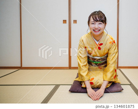 和室でポーズをとる若く美しい着物女性 134601875