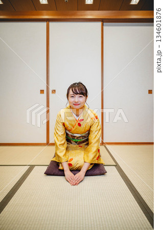 和室でポーズをとる若く美しい着物女性 134601876