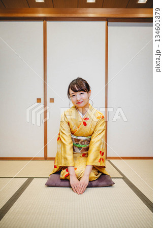 和室でポーズをとる若く美しい着物女性 134601879