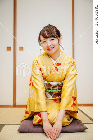 和室でポーズをとる若く美しい着物女性 134601881