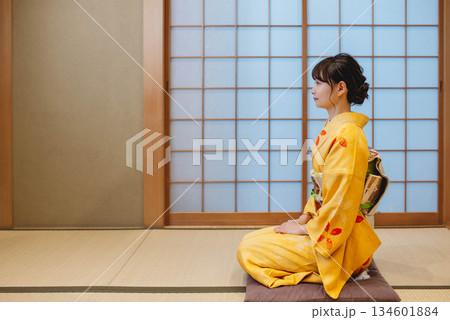 和室でポーズをとる若く美しい着物女性 134601884