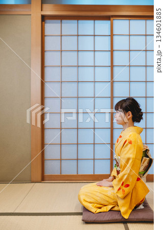 和室でポーズをとる若く美しい着物女性 134601885