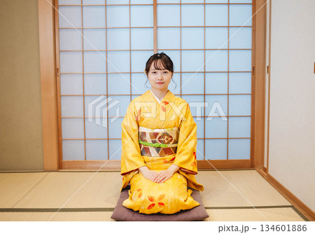 和室でポーズをとる若く美しい着物女性 和室でポーズをとる若く美しい着物女性 134601886