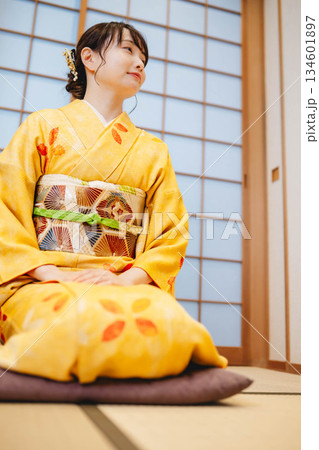 和室でポーズをとる若く美しい着物女性 134601897