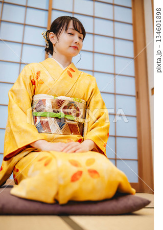 和室でポーズをとる若く美しい着物女性 134601898