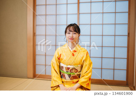 和室でポーズをとる若く美しい着物女性 134601900