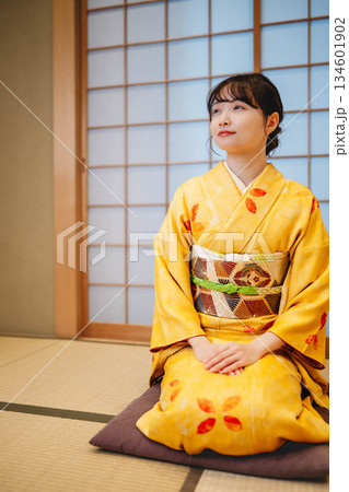 和室でポーズをとる若く美しい着物女性 134601902