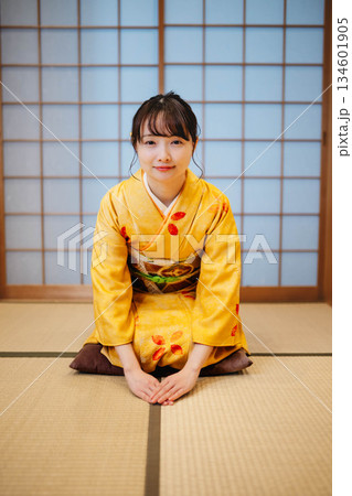 和室でポーズをとる若く美しい着物女性 134601905