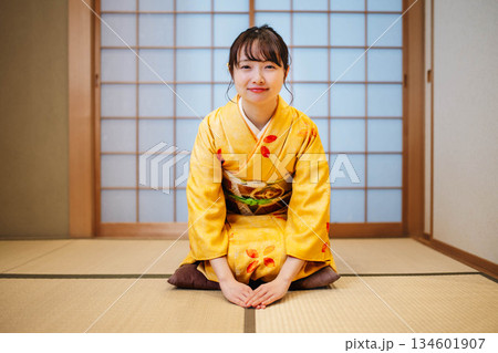 和室でポーズをとる若く美しい着物女性 和室でポーズをとる若く美しい着物女性 134601907
