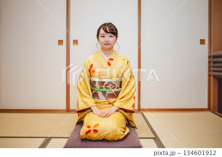 和室でポーズをとる若く美しい着物女性 134601912