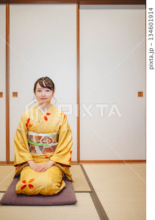 和室でポーズをとる若く美しい着物女性 134601914