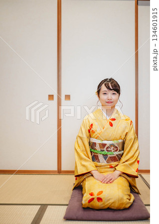 和室でポーズをとる若く美しい着物女性 134601915