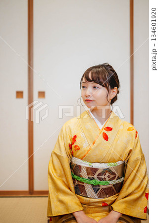 和室でポーズをとる若く美しい着物女性 134601920