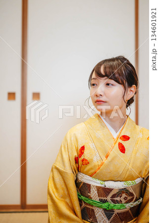 和室でポーズをとる若く美しい着物女性 134601921