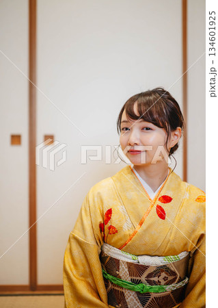 和室でポーズをとる若く美しい着物女性 134601925