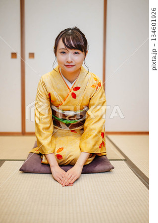 和室でポーズをとる若く美しい着物女性 和室でポーズをとる若く美しい着物女性 134601926