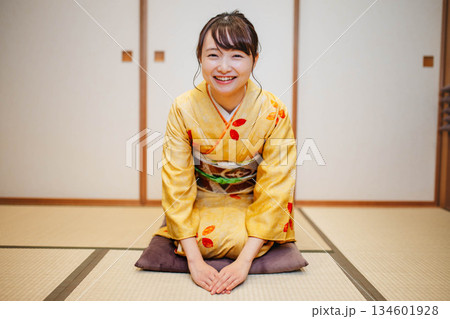 和室でポーズをとる若く美しい着物女性 134601928