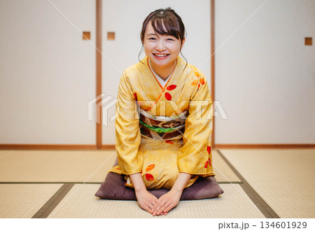和室でポーズをとる若く美しい着物女性 134601929