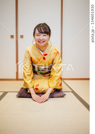和室でポーズをとる若く美しい着物女性 134601930