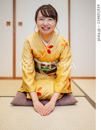 和室でポーズをとる若く美しい着物女性 和室でポーズをとる若く美しい着物女性 134601934