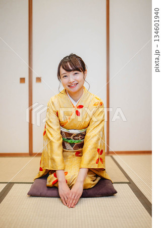 和室でポーズをとる若く美しい着物女性 134601940