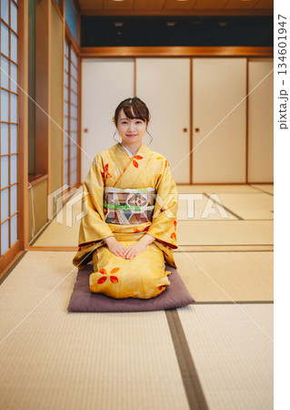 和室でポーズをとる若く美しい着物女性 和室でポーズをとる若く美しい着物女性 134601947