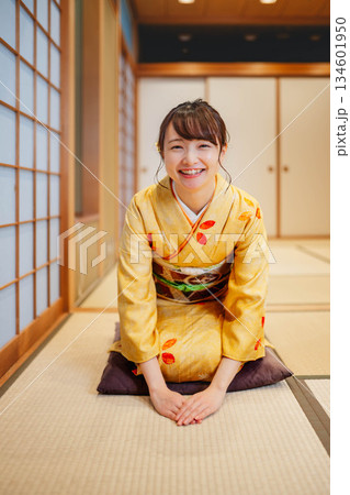 和室でポーズをとる若く美しい着物女性 和室でポーズをとる若く美しい着物女性 134601950