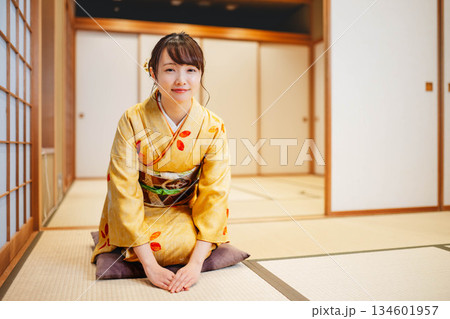 和室でポーズをとる若く美しい着物女性 134601957