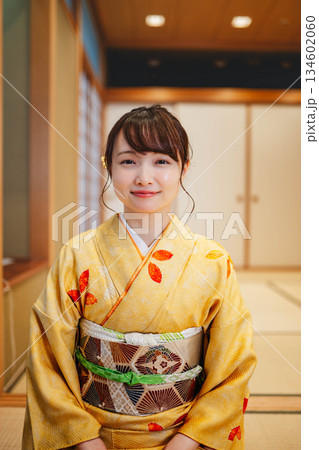 和室で座る着物を着た若い女性 和室で座る着物を着た若い女性 134602060