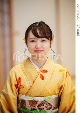 和室で座る着物を着た若い女性 和室で座る着物を着た若い女性 134602062