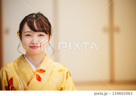 和室で座る着物を着た若い女性 和室で座る着物を着た若い女性 134602063