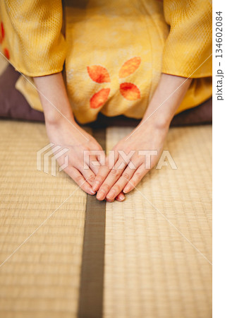 着物を着た女性の手元 134602084
