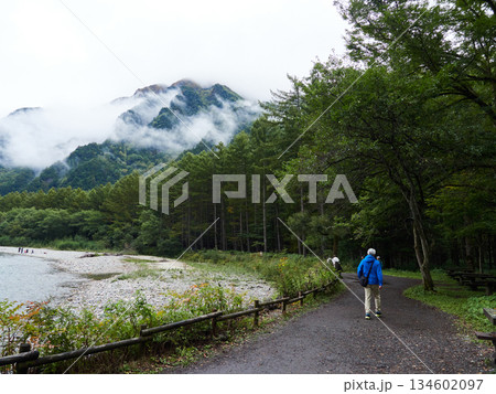 観光名所上高地の梓川の風景と沿岸で散策する観光客の姿 観光名所上高地の梓川の風景と沿岸で散策する観光客の姿 134602097