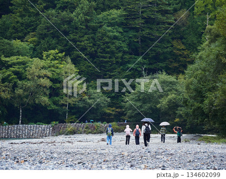 観光名所上高地の梓川の風景と沿岸で散策する観光客の姿 134602099